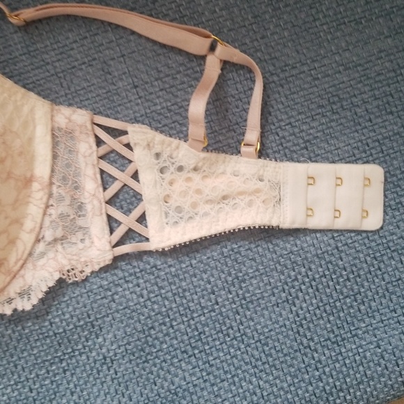 New! Victoria's Secret VERY SEXY PUSH UP! - Picture 5 of 8